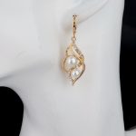 Fehér gyöngyös függő fülbevaló, aranyszínű 