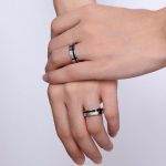 Férfi karikagyűrű fekete csíkkal, nemesacél, ezüst, 11