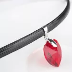 Szív medálos bőr nyaklánc, Sziám, Swarovski köves
