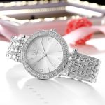 Elegáns női karóra kristályokkal, ezüst színben 