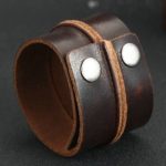 Széles karkötő, bőr, barna, fém patenttal