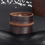 Széles karkötő, bőr, barna, fém patenttal