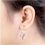 Spirálba foglalt szív fülbevaló Swarovski kristállyal díszített, peridot