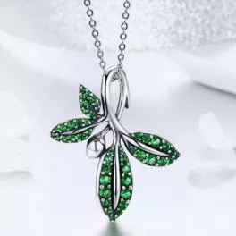 Ezüst nyaklánc leveles medállal, zöld