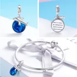 Ezüst repülőgép földgömbbel charm 