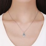 Ezüst nyaklánc Hamsa medállal, kék kristállyal