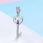 Ezüst kulcs charm cirkóniumkristállyal 