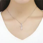 Ezüst kulcs charm cirkóniumkristállyal 