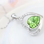 Nyaklánc duplaszíves medállal, Swarovski kristállyal díszített, peridot