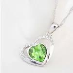 Nyaklánc duplaszíves medállal, Swarovski kristállyal díszített, peridot