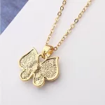 Nyaklánc Swarovski kristállyal díszített pillangóval, peridot