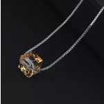 Nyaklánc Swarovski kristállyal díszített kockamedállal, barack