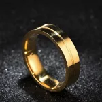 Nemesacél férfi karikagyűrű vésett csíkkal, arany, 8