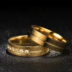 Nemesacél férfi karikagyűrű vésett csíkkal, arany, 8