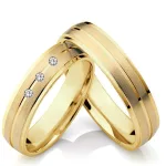 Férfi karikagyűrű, vésett csíkkal, nemesacél, aranyszínű, 11