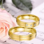 Férfi karikagyűrű, vésett csíkkal, nemesacél, aranyszínű, 9