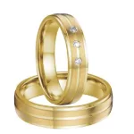 Női karikagyűrű, vésett csíkkal, nemesacél, aranyszínű, 7