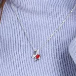 Nyaklánc Swarovski  kristállyal díszített szíves medállal, piros