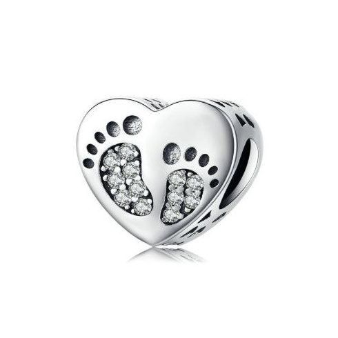 Ezüst charm, szív alakú, lábnyomokkal díszítve