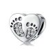 Ezüst charm, szív alakú, lábnyomokkal díszítve