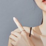 Ezüst gyűrű fehér kristályokkal, 7