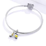 Ezüst motor charm, sárga
