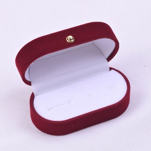 Elegáns ékszerdoboz gyűrű vagy fülbevaló részére bársonyból, vörös-fehér