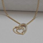 14K arany szív alakú medál kristályokkal