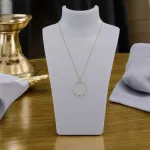 14k arany nyaklánc, karika medállal, gyöngy dízsítéssel