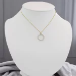 14k arany medál, kristályokkal díszített kör