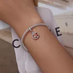 Ezüst charm, gránátalma