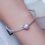 Ezüst charm, nyíllal átlőtt szív