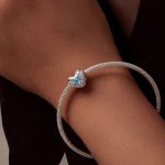 Ezüst charm, kék szív