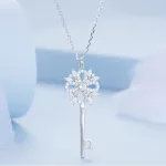 Ezüst női nyaklánc kulcsmedállal