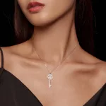 Ezüst női nyaklánc kulcsmedállal