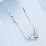 Ezüst női nyakánc, kezek