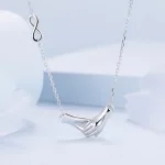 Ezüst női nyakánc, kezek