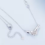 Ezüst női nyakánc, kezek