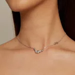 Ezüst női nyakánc, kezek