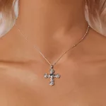 Ezüst női nyaklánc rózsás kereszttel