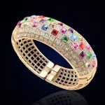 Extravagáns karkötő Swarovski kristályokkal arany, multicolor
