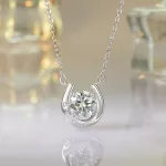 Ezüst nyaklánc patkómedállal