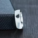 Karikagyűrű nemesacélból, szív motívummal, 7