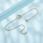 Ezüst karkötő macskával, aranyszínben