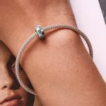 Ezüst charm, lótusz mintával