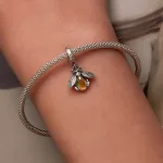 Ezüstcharm, méhecske