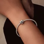 Ezüstcharm, Sister