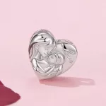 Ezüstcharm, édesanya gyermekével