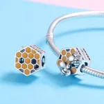 Ezüst charm méhekkel
