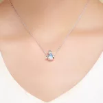 Ezüst charm, hóember kék sállal